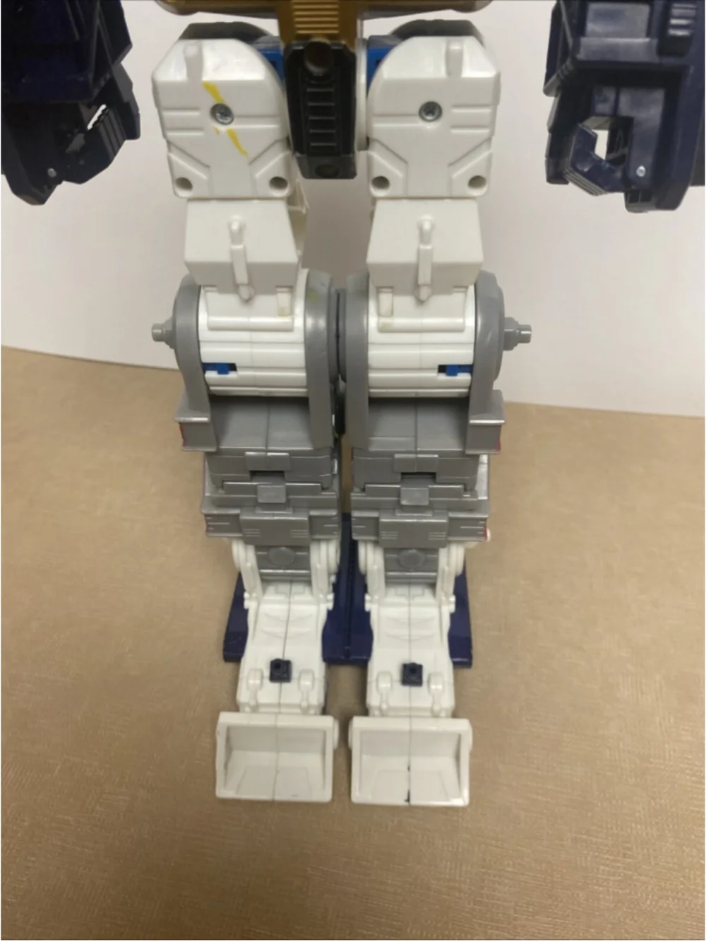 Hasbro Transformers Cybertron Leader Class Metroplex Action Figure